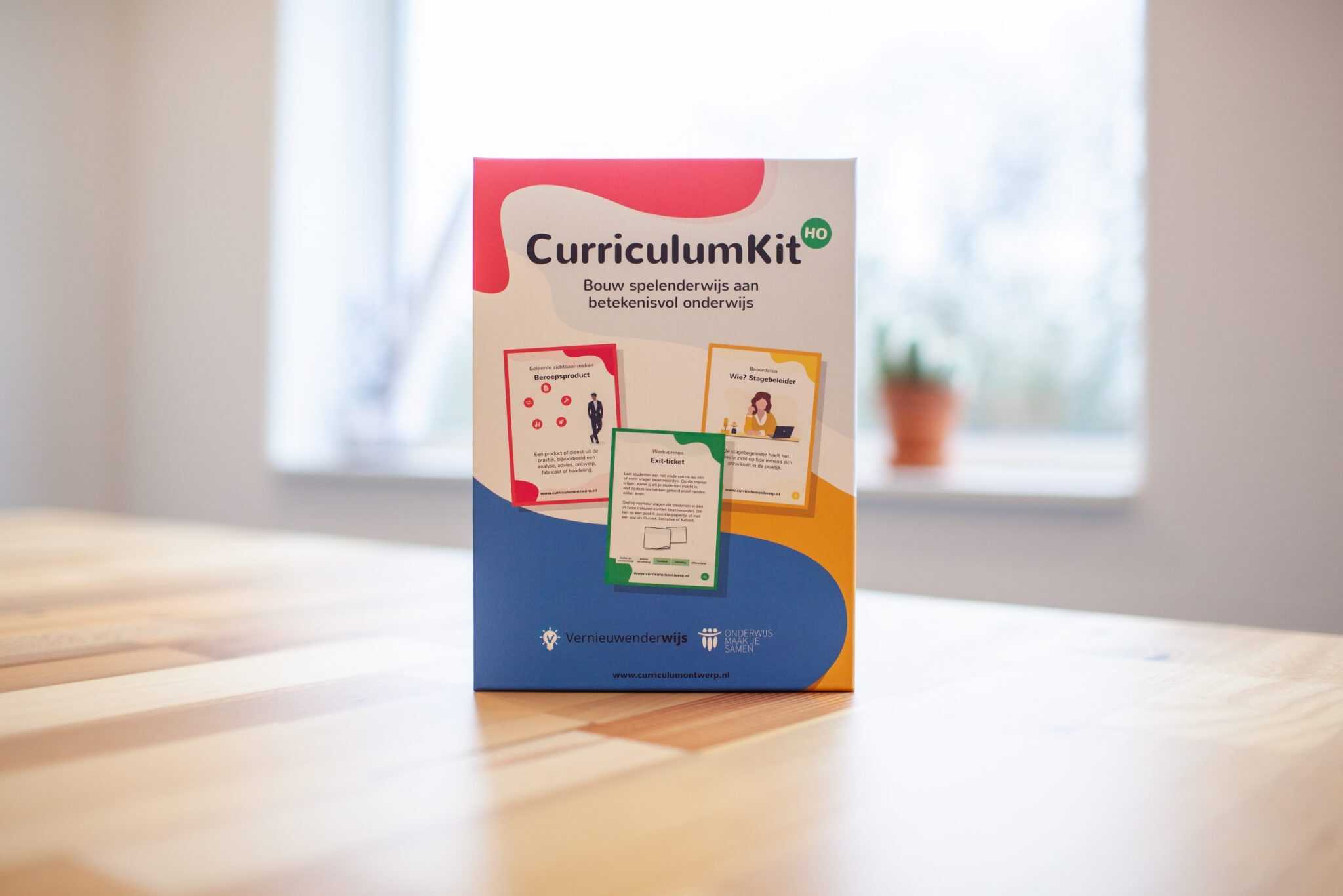 CurriculumKit für berufliche Bildung und Hochschulen in einer blauen Box