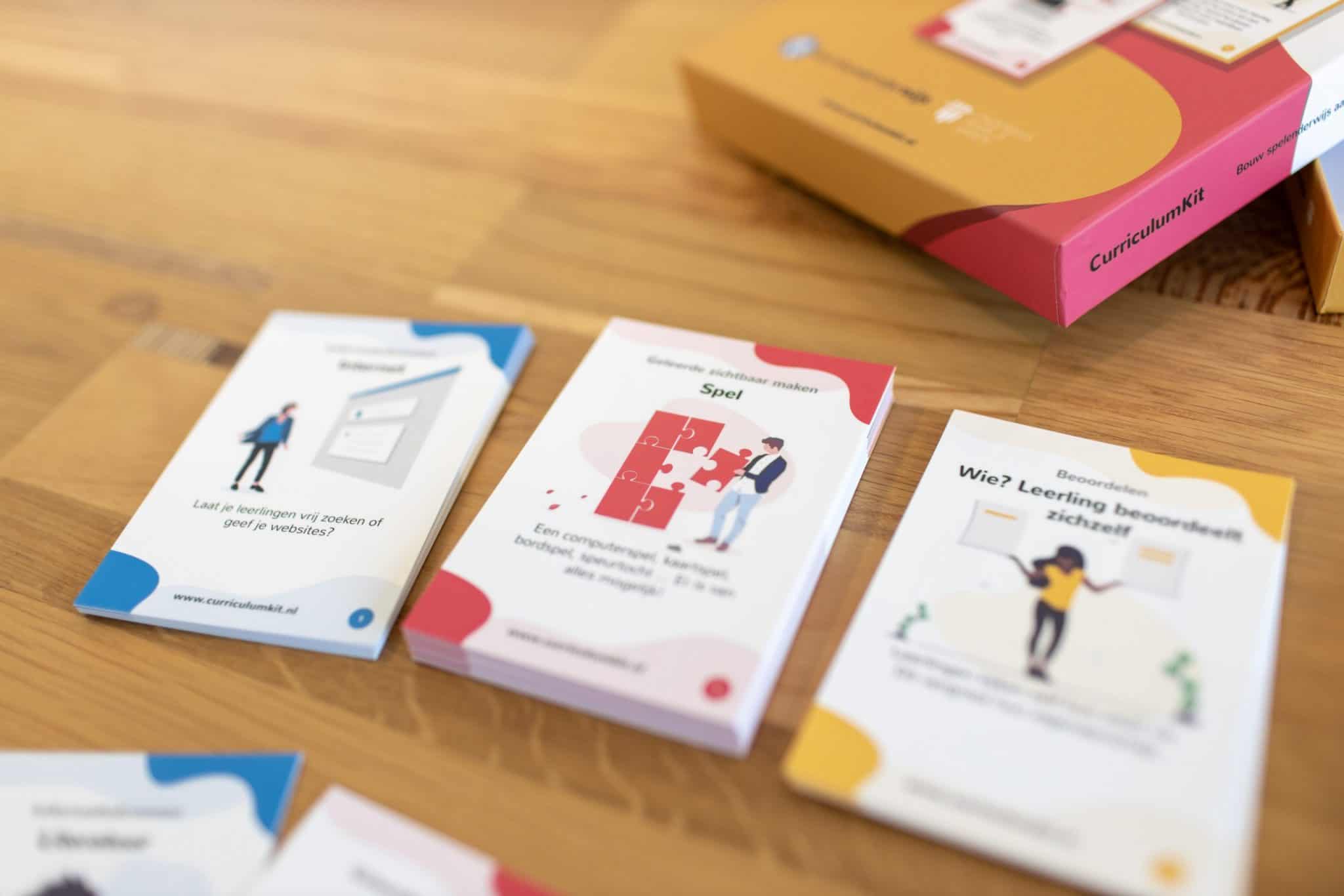 CurriculumKit-Karten auf einem Tisch